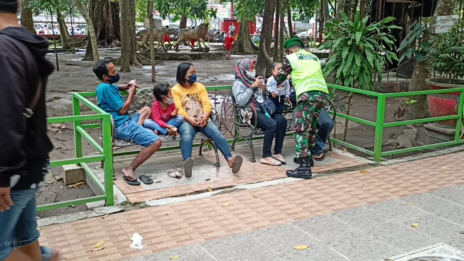 Petugas gabungan yang terdiri dari anggota Kodim 0808/Blitar, Polres, Satpol PP dan Diskominfotik Kota Blitar terus menggelar Operasi Yustisi penegakan protkes, guna menghimbau dan mengedukasi kepada warga masyarakat