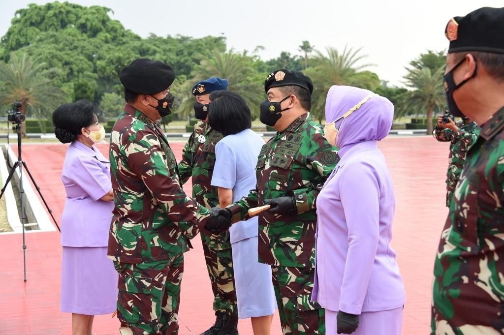 Panglima TNI Marsekal TNI Hadi Tjahjanto, S.I.P., menerima laporan Korps kenaikan pangkat 60 orang Perwira Tinggi (Pati) TNI di Aula Gatot Soebroto Mabes TNI