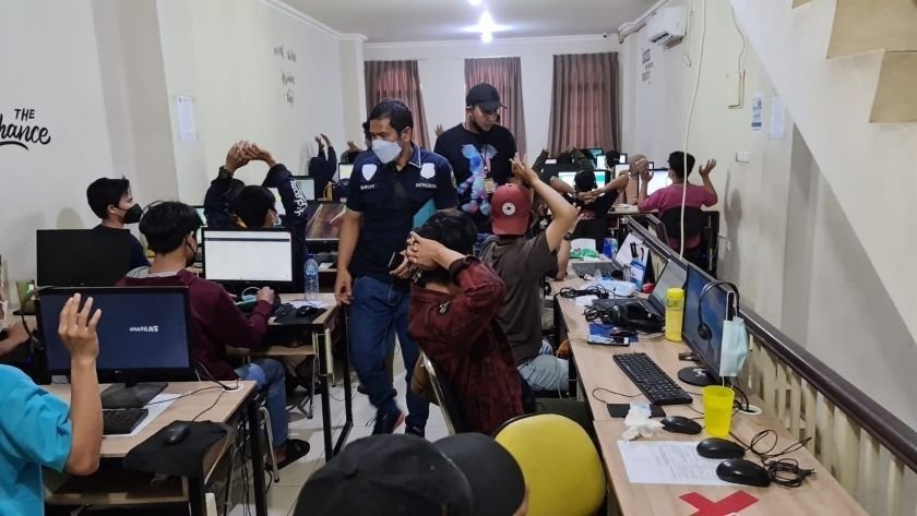 Aksi Polisi Grebek Kantor Pinjol Viral di Media Sosial