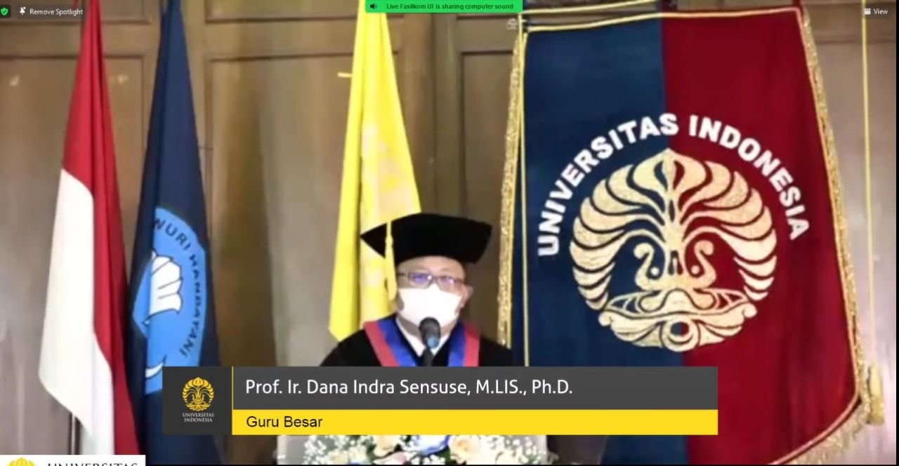 Prof. Ir. Dana Indra Sensuse, M.LIS., Ph.D., saat menyampaikan pidato berjudul &ldquo;Sinergitas dalam Mewujudkan Pemerintahan Cerdas: Urgensi, Peluang, Tantangan, Dandan Strategi&rdquo; dalam Sidang Terbuka Pengukuhannya menjadi Guru Besar Fakultas Ilmu Komputer (Fasilkom) Universitas Indonesia (UI).
