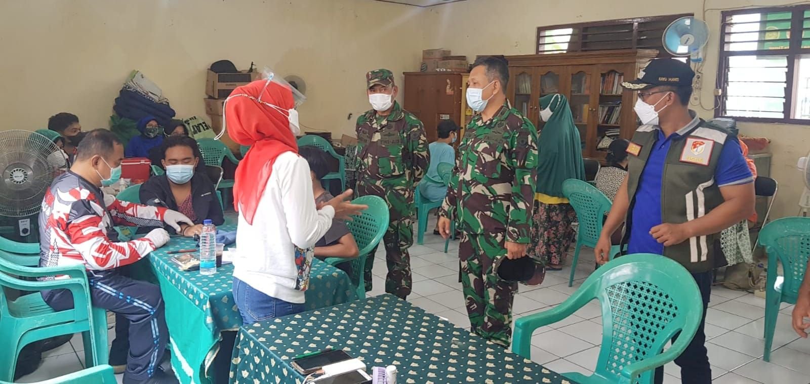 Mayor Inf Dasiya Danramil 02/Matraman bersama Lurah dan Kepala Puskesmas Kayu manis dampingi kunjungan Ka Kesdam Jaya Kolonel CKM dr.Alim dalam rangka kegiatan percepatan Serbuan vaksinasi di RT.012/07 jln. Kayu manis Kecamatan Matraman