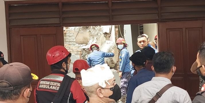 Kecelakaan crane yang terguling di Kota Depok siang ini ternyata sedang mengangkut bongkaran menara Perusahaan Daerah Air Minum (PDAM) menimpa rumah warga di Jalan Mawar Raya, Kecamatan Pancoran Mas, Kota Depok, Jawa Barat. (Foto: Dok Net/ Istimewa).