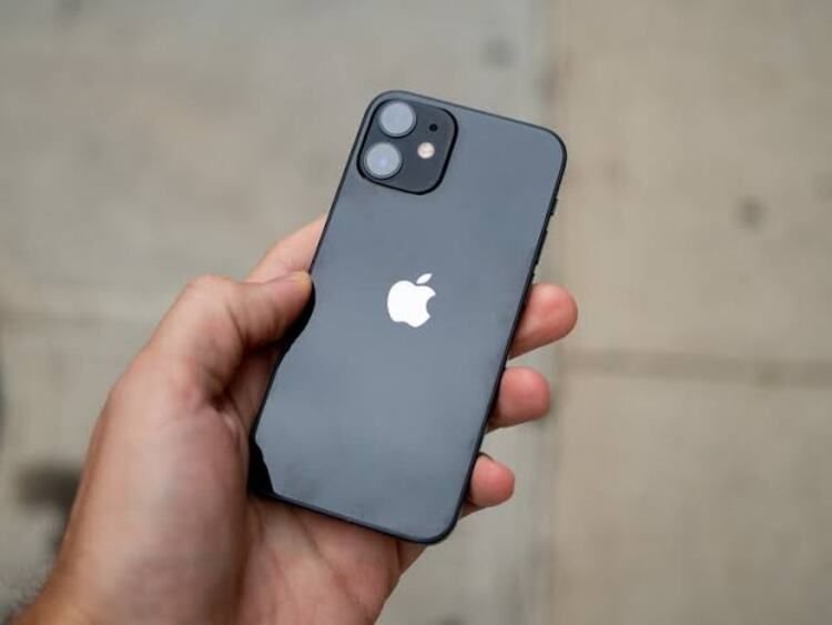 Ilustrasi. iPhone 13
