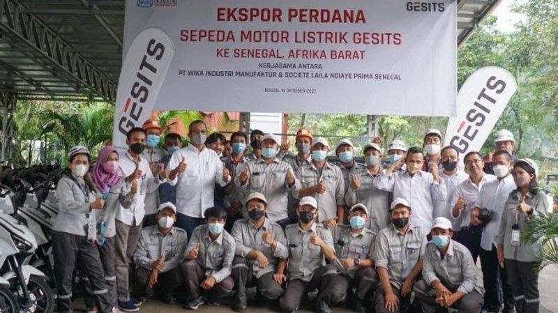 PT Wika Industri Manufaktur (WIMA) lakukan ekspor perdana sepeda motor listrik Gesits ke Senegal, Sabtu (16/10/2021)