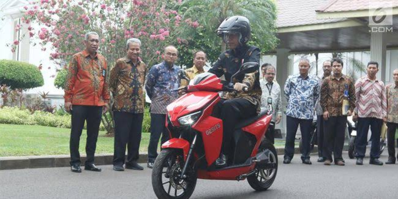 Presiden Jokowi Menjajal Motor Gesits