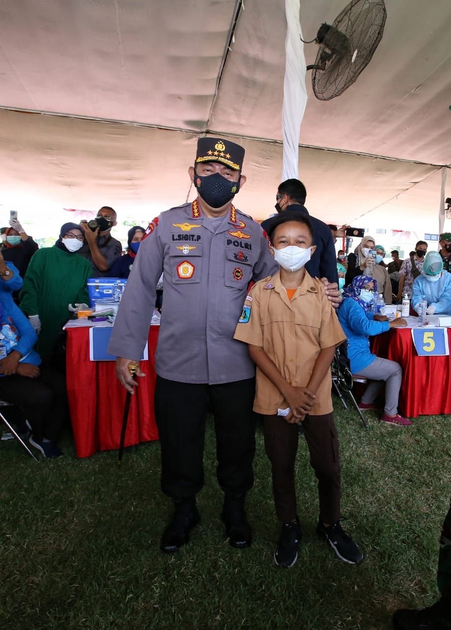 Panglima TNI Marsekal Hadi Tjahjanto bersama Kapolri Jenderal Listyo Sigit Prabowo meninjau serbuan vaksinasi yang digelar di lapangan THOR Darmo, Surabaya, Jawa Timur