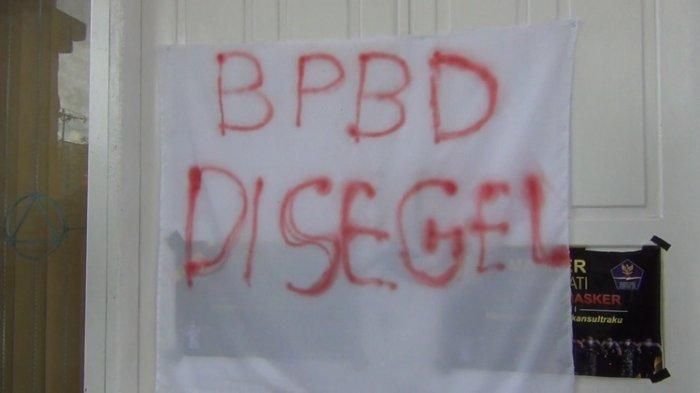 Aksi protes dilakukan puluhan massa dari Konsorsium Gerakan Militansi Pemuda Sosialis di Kantor BPBD Sulawesi Tenggara, Rabu (13/10) siang. (Foto: Dok Net/ Istimewa).