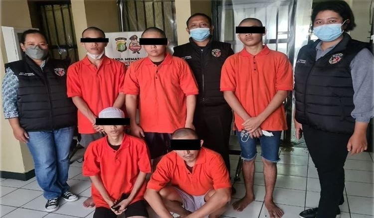 Lima muncikari prostitusi online terhadap anak di bawah umur di Apartemen Kalibata City, Jaksel ditangkap polisi