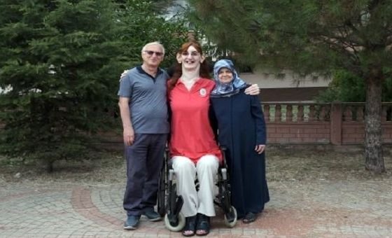 Rumeysa Gelgi bersama dengan ayah dan ibunya, wanita tertinggi di dunia asal Turki. (Foto: Dok Net/ Istimewa).