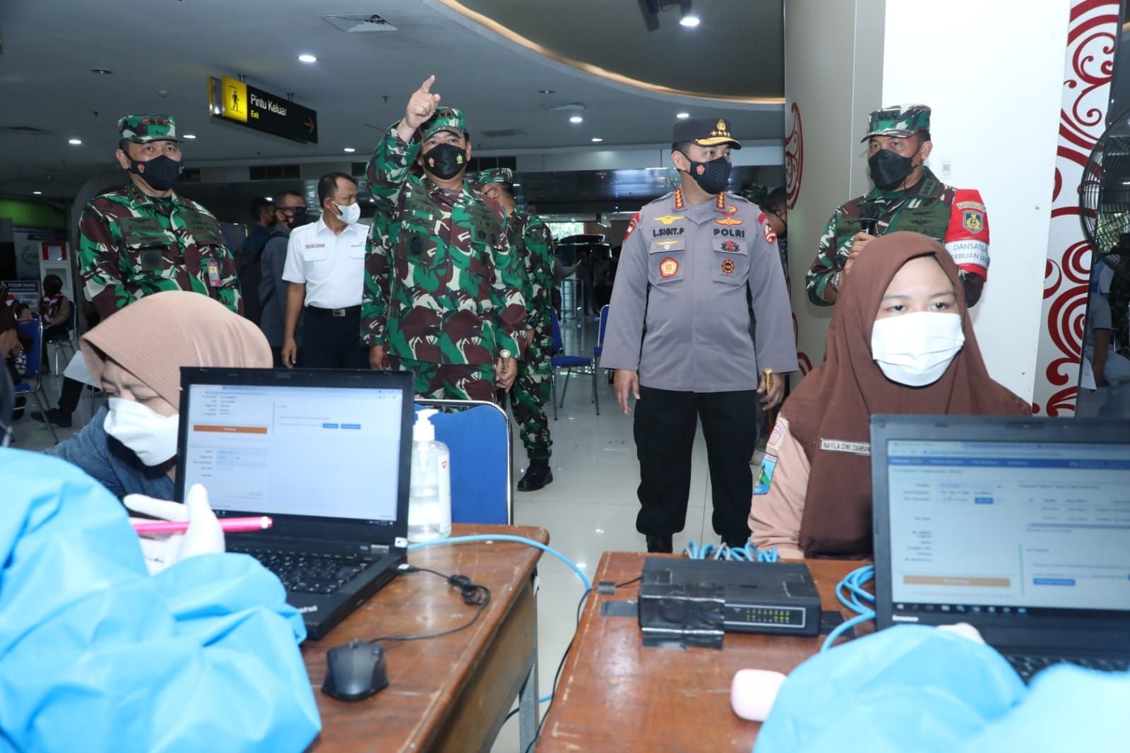Panglima TNI Marsekal TNI Hadi Tjahjanto, S.I.P., bersama Kapolri Jenderal Polisi Drs. Listyo Sigit Prabowo, M.Si., Kasal Laksamana TNI Yudo Margono, S.E., M.M., Anggota Komisi IX DPR Muchammad Nabil Haroen dan Gubernur Jawa Timur Khofifah Indar Parawansa meninjau serbuan vaksinasi di Lapangan Thor dan Terminal 2 Bandara Juanda, Surabaya