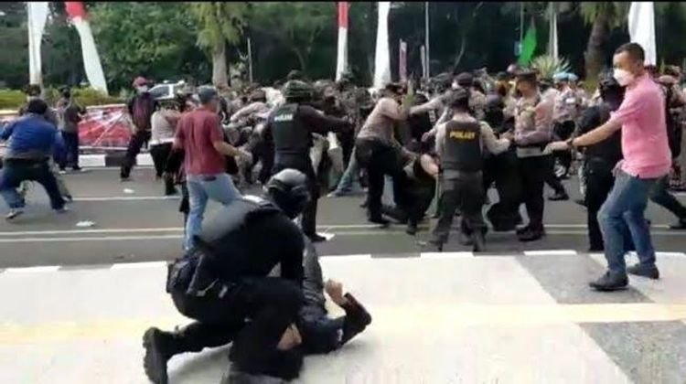 Tangkapan layar polisi membanting mahasiswa pendemo di depan kantor Pemkab Tangerang