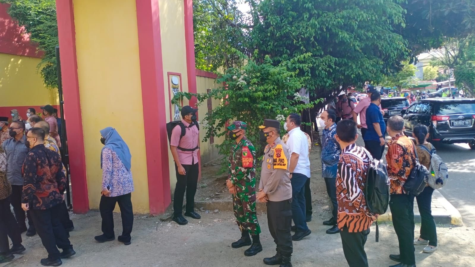 Wakil Presiden RI KH. Ma&rsquo;ruf Amin bersama rombongan didampingi Pangdam XVII/Cenderawasih Mayjen TNI Ignatius Yogo Triyono M.A melaksanakan rangkaian kunjungan kerja di wilayah Jayapura,
