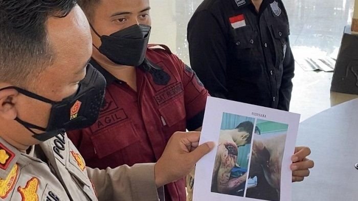 Kapolres Demak, AKBP Budi Adhy Buono menjelaskan tentang penangkapan seorang kakek tua bernama Kasmito (74) di Rutan Polres Demak. Kasmito ditahan karena dugaan kasus penganiayaan pada seorang pemuda yang ingin mencuri di kolam ikan yang dia jaga. (Foto: Dok Net/ Istimewa).