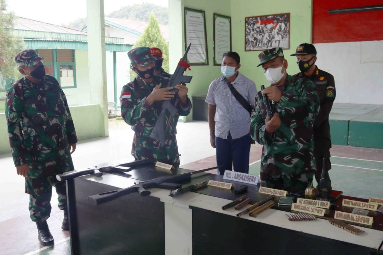 Berlokasi di Aula Kodim 1709/Yawa, Brigjen TNI Iwan Setiawan, S.E., M.M. Danrem 173/PVB dan Letkol Inf Leon Pangaribuan, S.H. Dandim 1709/Yawa menerima langsung 6 pucuk senjata rakitan beserta munisinya, pemberian dari simpatisan Kelompok Separatis Teroris (KST) yang ada di wilayah Distrik Angkaisera dan Distrik Yapen Utara, Kab. Kepulauan Yapen