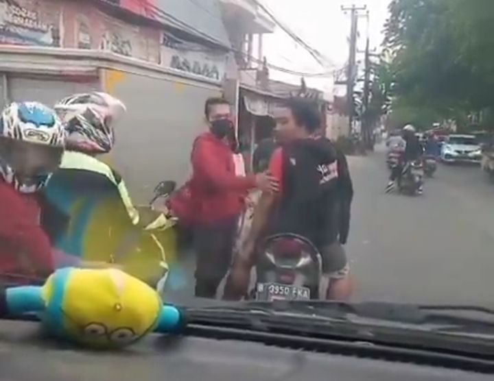 Aksi Pengendara Motor Hadang Relawan Pengawal Ambulance