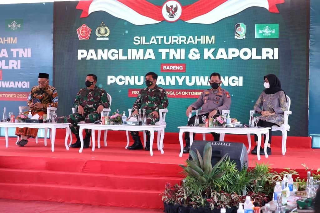 Panglima TNI Marsekal TNI Hadi Tjahjanto, S.I.P. saat berdialog interaktif dengan warga Pengurus Cabang Nahdlatul Ulama (PCNU) di Rumah Sakit Nahdlatul Ulama (RSNU) Mangir, Kabupaten Banyuwangi, Jawa Timur,