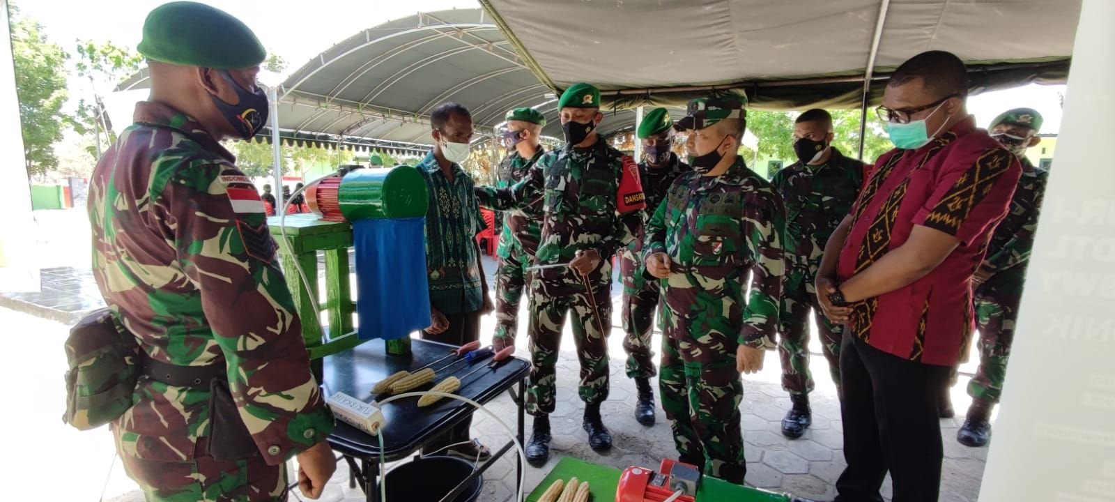 Wakil Komandan Pusat Kesenjataan Infanteri Komando Pendidikan dan Latihan (Wadanpussenif Kodiklat) TNI AD Mayor Jenderal TNI Ahmad Daniel Chardin, SE. M.Si., bersama rombongan melaksanakan kunjungan kerja ke Mako Satgas Pamtas RI-RDTL Sektor Timur Kelurahan Umanen Kecamatan Atambua Barat Kabupaten Belu, NTT