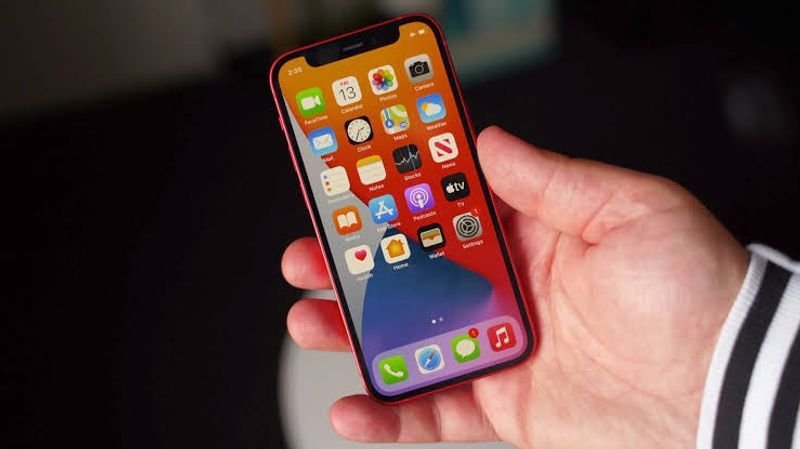 Drop test iPhone 13 dengan Nokia 3310, kuatan mana?