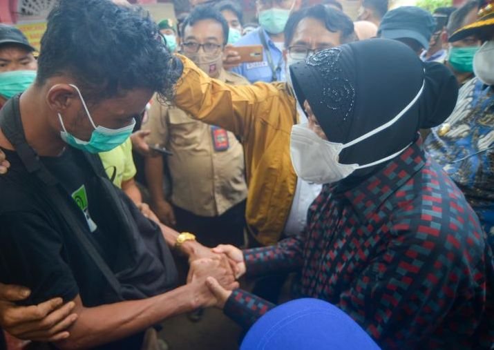 Mahasiswa di Kabupaten Lombok Timur tersebut, menyampaikan permohonan maaf ke Mensos Tri Risma karena telah menerobos barisan pengawal Mensos. (Foto: Dok Net/ Istimewa).