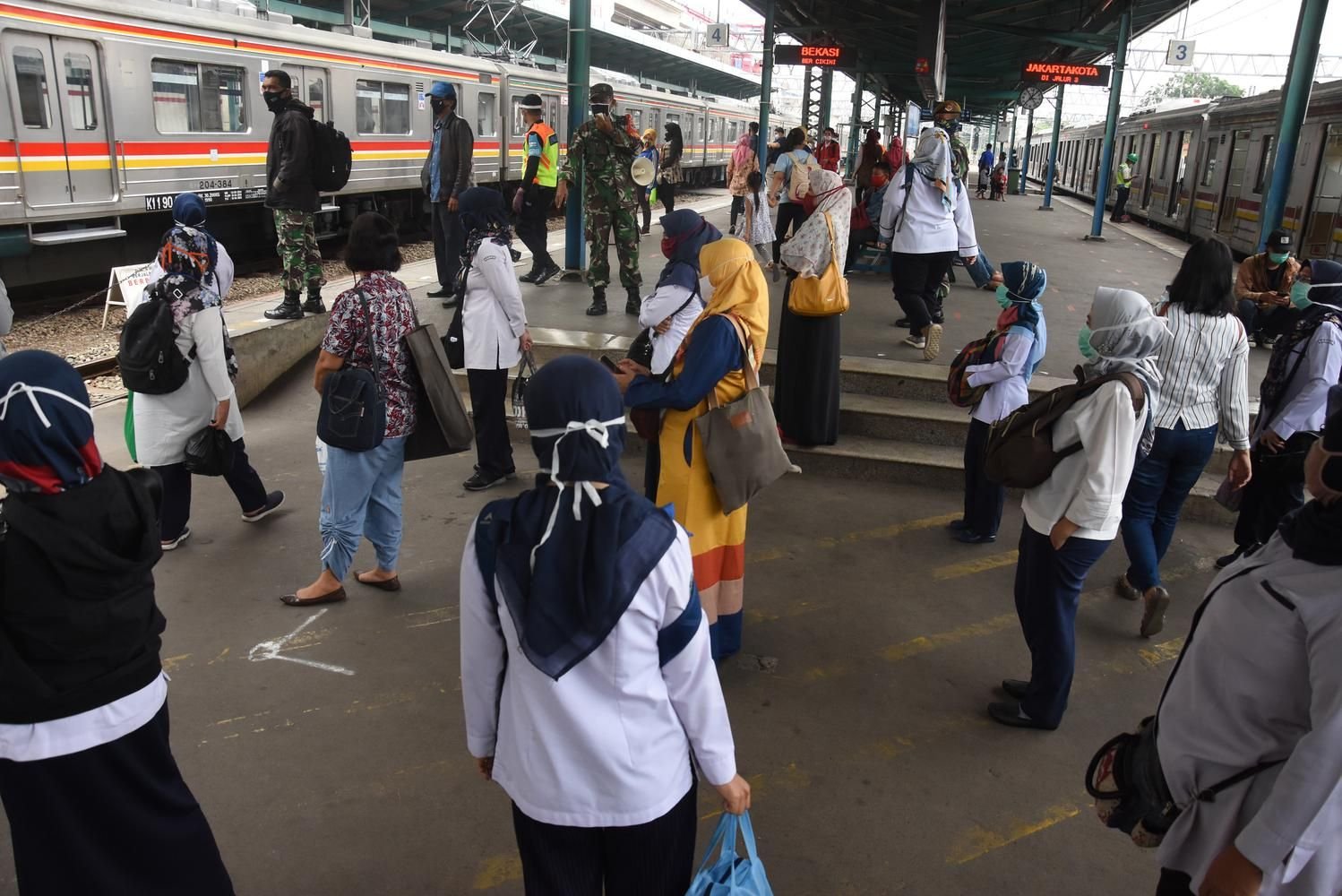 KAI Commuter saat ini mengimbau pengguna kereta rel listrik (KRL) dapat mengatur waktu perjalanan. (Foto: Dok Net/ Istimewa).