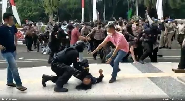 Viral di Jagat Raya Twitter polisi membanting seorang mahasiswa yang berdemonstrasi di depan Kantor Bupati Tangerang. /Tangkap layar Twitter.com/@AksiLangsung