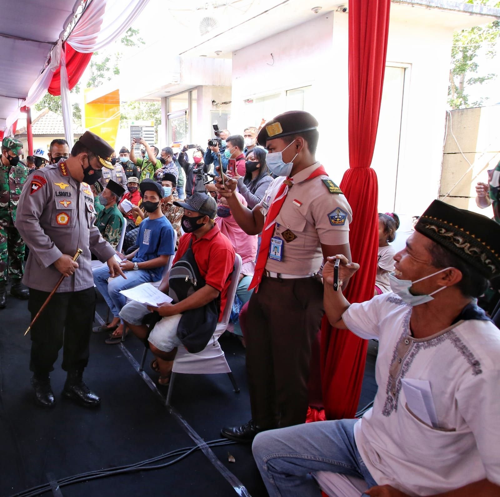 Panglima TNI Marsekal Hadi Tjahjanto dan Kapolri Jenderal Listyo Sigit Prabowo meninjau langsung kegiatan serbuan vaksinasi yang diselenggaran oleh TNI-Polri bersama dengan PCNU, Banyuwangi, di RSNU Mangir,