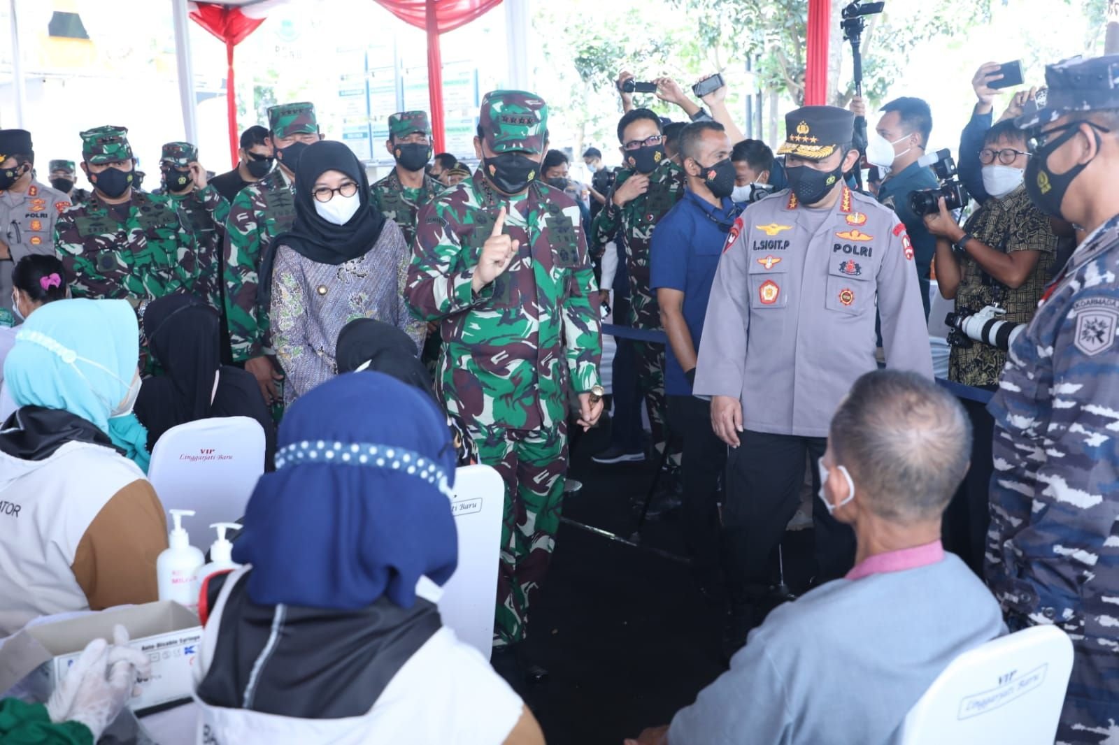 Panglima TNI Marsekal TNI Hadi Tjahjanto, S.I.P. bersama Kapolri Jenderal Polisi Drs. Listyo Sigit Prabowo, M.Si. dan Kasal Laksamana TNI Yudo Margono, S.E., M.M. meninjau serbuan vaksinasi di Rumah Sakit Nahdlatul Ulama (RSNU) Mangir, Kabupaten Banyuwangi, Jawa Timur,