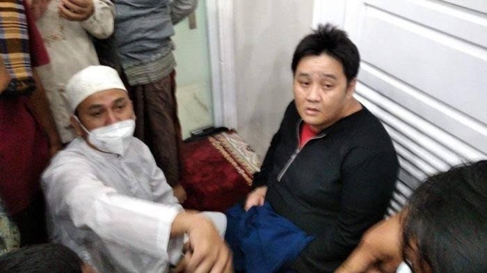 Kenakan Pakaian Syari, Seorang Pria Terpergok Tengah Menyamar di Shaf Wanita