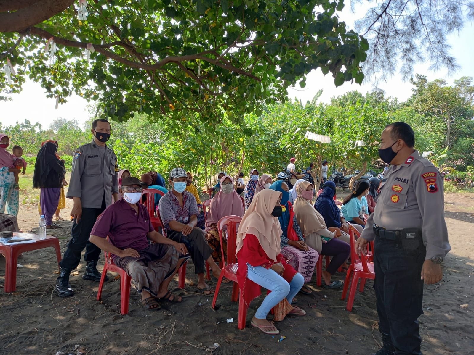 Ribuan vaksin jenis Pfizer tersebut disiapkan pada pelaksanaan vaksinasi di pesisir Pantai Utara Kecamatan Rowosari, khususnya yang berada di daerah terisolir