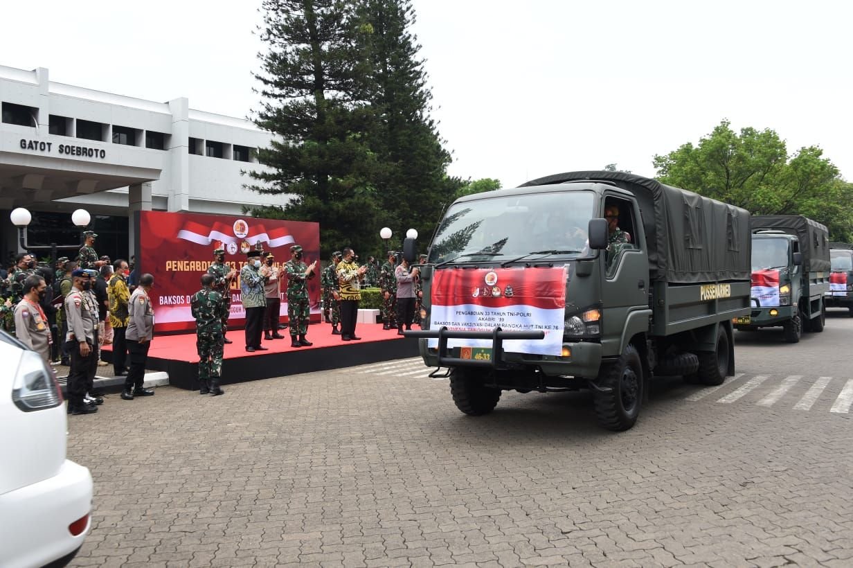 Panglima TNI Marsekal TNI Hadi Tjahjanto, S.I.P., dan Kapolri Jenderal Polisi Drs. Listyo Sigit Prabowo, M.Si. menghadiri acara bhakti sosial berupa vaksinasi dan bantuan sosial yang diselenggarakan Alumni Akabri Altar 89 TNI-Polri dalam masa 33 tahun pengabdiannya, bertempat di Mabes TNI Cilangkap, Jakarta Timur
