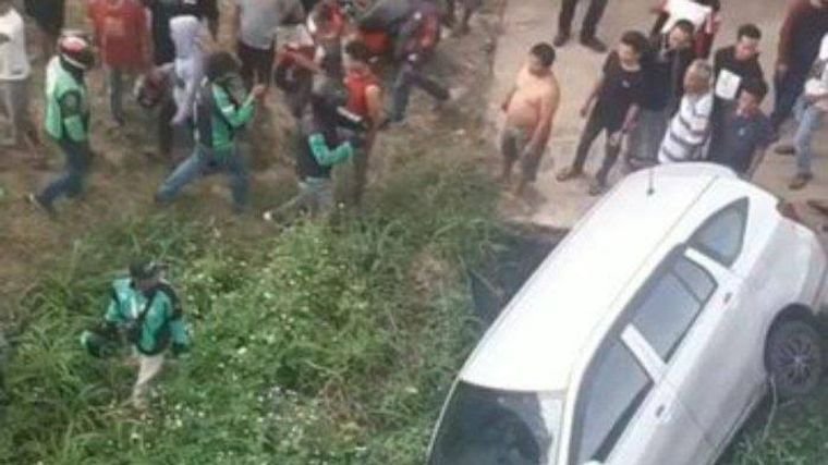 Kondisi mobil yang diduga tabrak lari terperosok ke dalam selokan di Cilodong, Depok