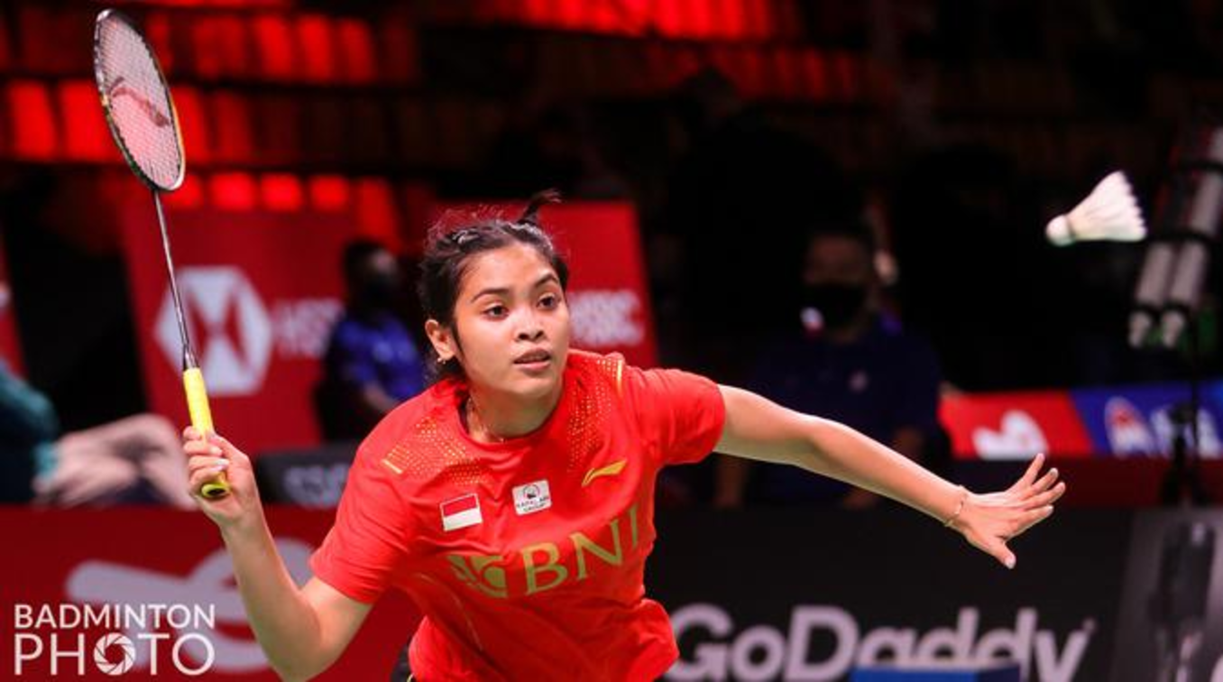 Gregoria sukses merebut poin pertama untuk Indonesia dengan memenangkan dua set langsung dengan skor 21-18 dan 21-13. Kini, Indonesia unggul 1-0.