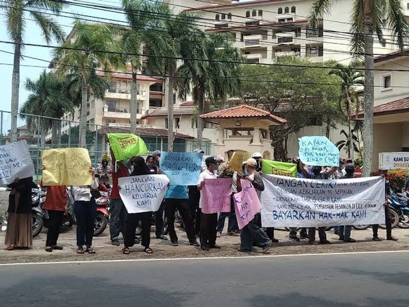 Puluhan karyawan sebuah hotel di Anyer berdemonstrasi dengan memblokir pintu masuk hotel