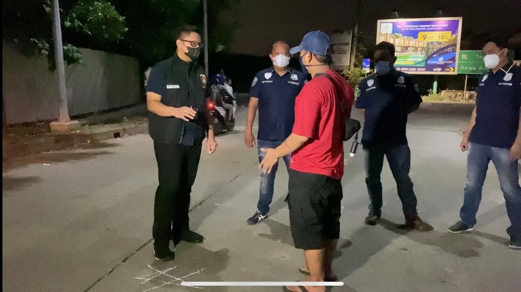Petugas Kepolisan dari Polsek Kalideres melakukan olah tempat kejadian perkara (TKP) dalam kasus perampasan hingga penganiayaan