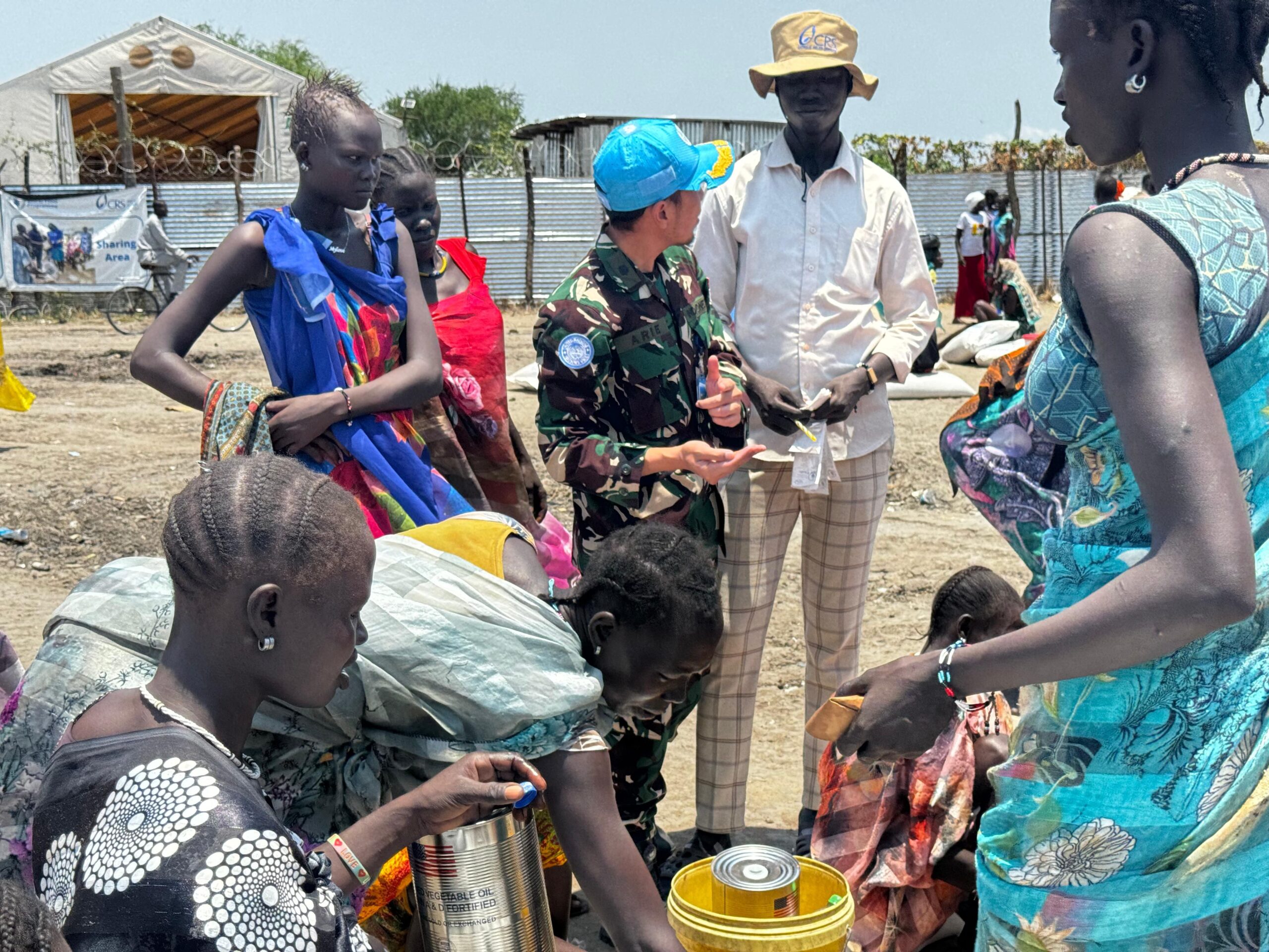 Satgas Milobs UNMISS memberikan bantuan kemanusiaan berupa bahan makanan untuk warga, di desa Pigor, Sudan Selatan