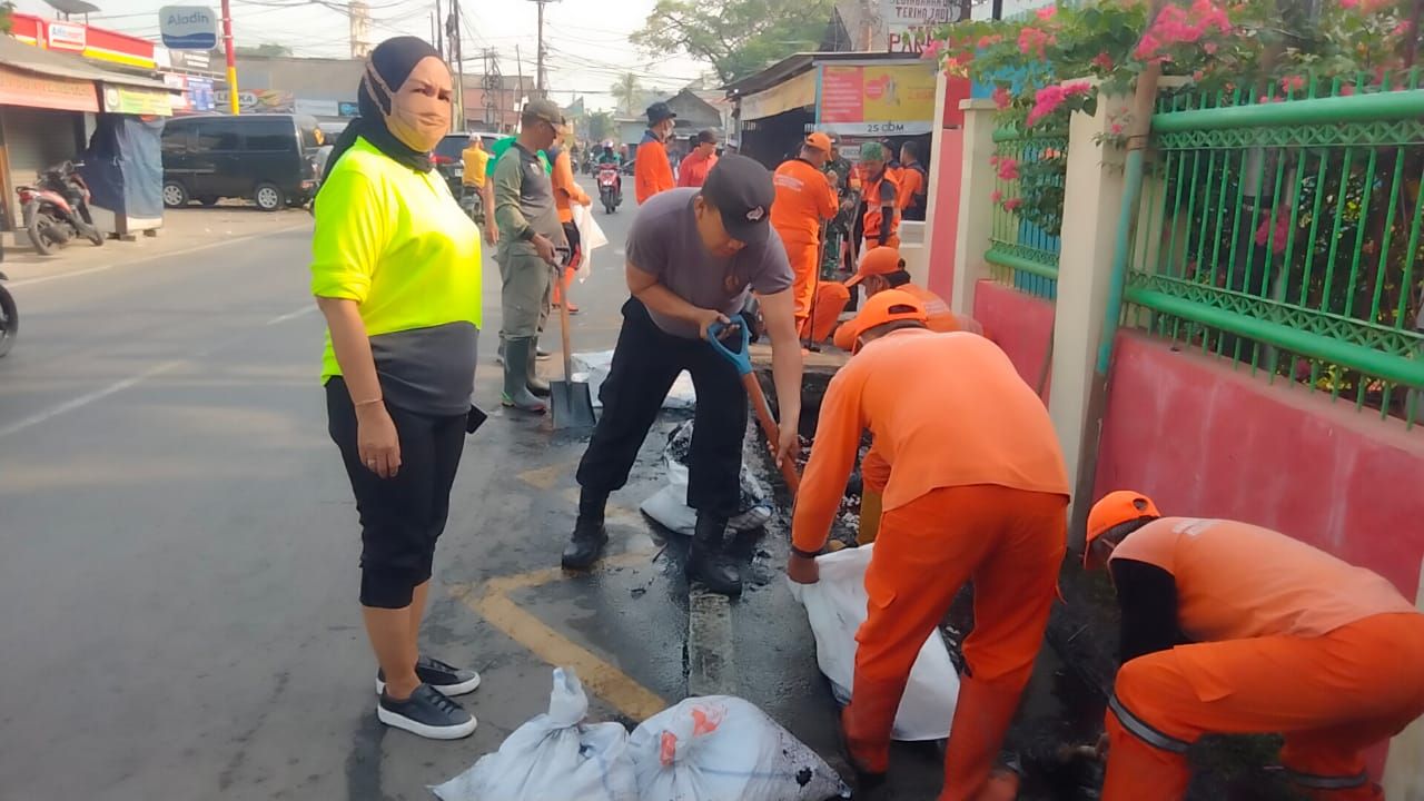 Polsek Kalideres bersama Tiga Pilar Kelurahan Tegal Alur, Pengurus RW 09 Kelurahan Tegal Alur, dan warga sekitar bergotong-royong dalam kegiatan kerja bakti