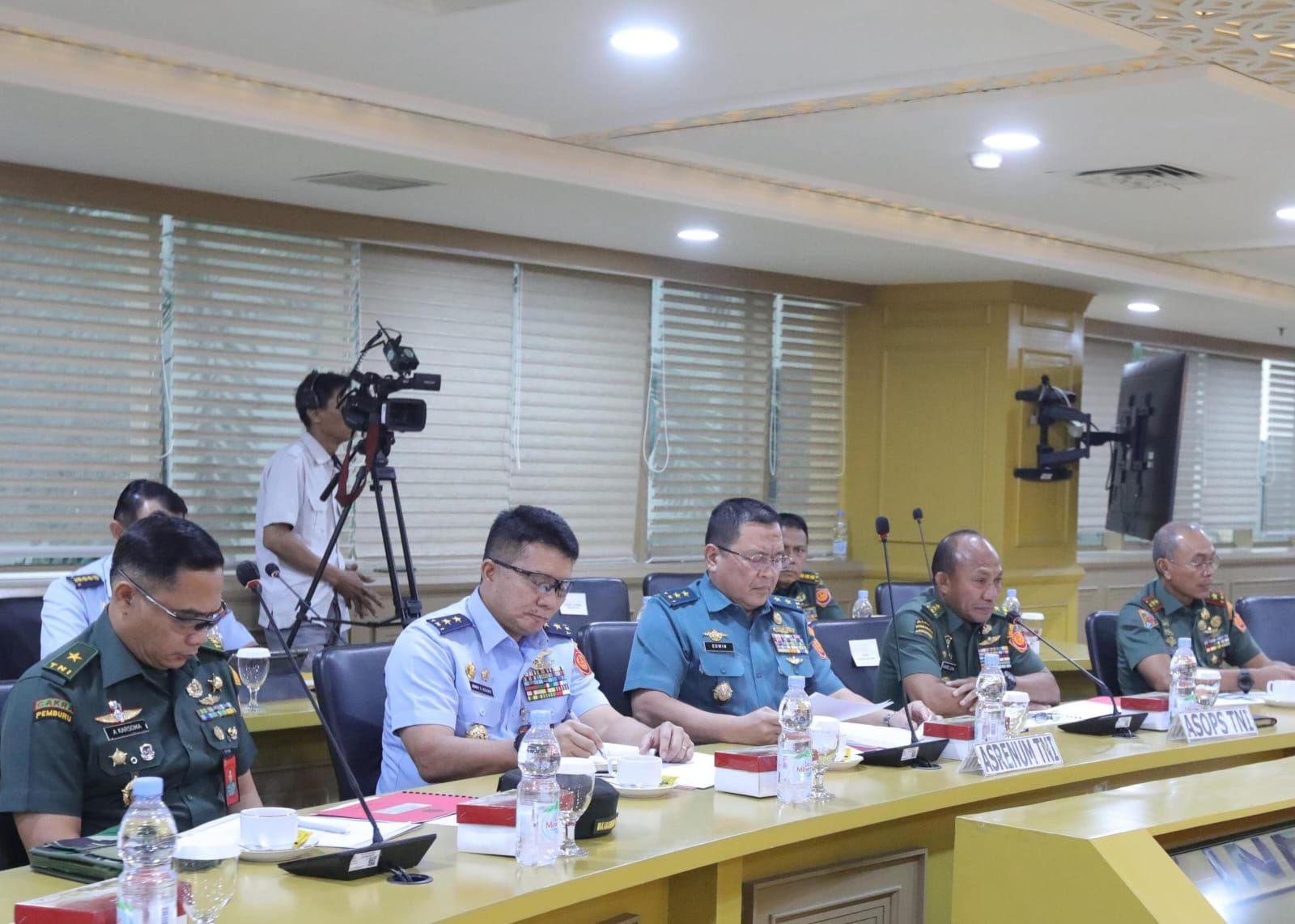 Asrenum Panglima TNI Laksda TNI Edwin dan Asops Panglima TNI Mayjen TNI Gabriel Lema mewakili Panglima TNI Jenderal TNI Agus Subiyanto menghadiri Rapat Kerja Bersama Komite I Dewan Perwakilan Daerah (DPD RI).