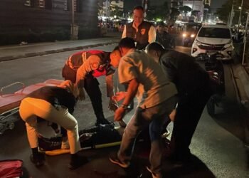 Sigap! Anggota Polsek Tamansari Beri Pertolongan Cepat pada Korban Lakalantas di Pinangsia