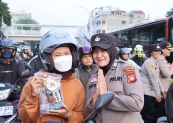 Polwan Jakbar Peringati Hari Jadi dengan Aksi Sosial: Bagikan 400 Bunga, Snack Hingga Bersih-bersih Vihara