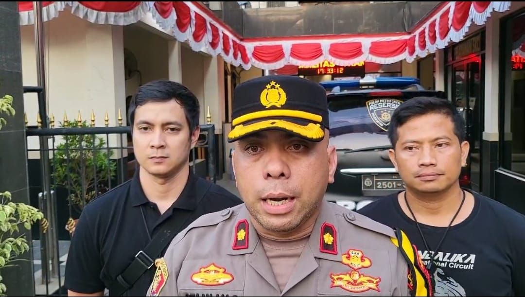 Keterangan Kapolsek Cengkareng, Kompol Stanlly Soselisa berserta jajarannya.