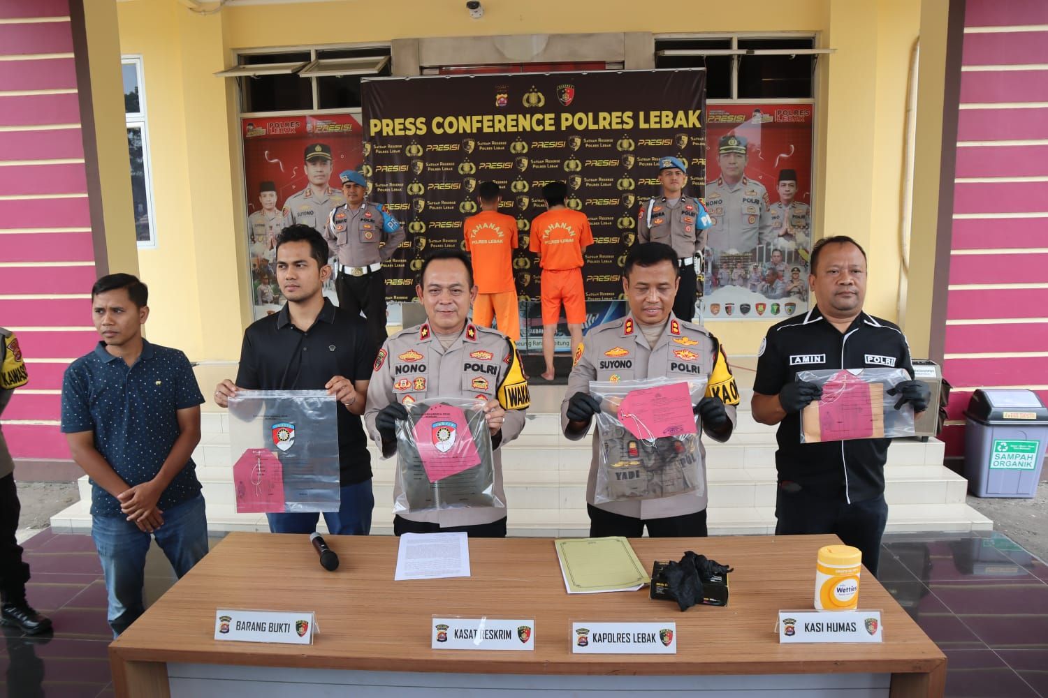 Keterangan Kapolres Lebak Polda Banten AKBP Suyono, SIK berserta jajarannya.