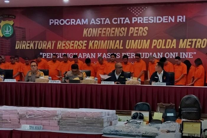 Konferensi Pers Polda Metro Jaya terkait penetapan 28 tersangka kasus judi online (judol) yang melibatkan kementerian Komdigi.