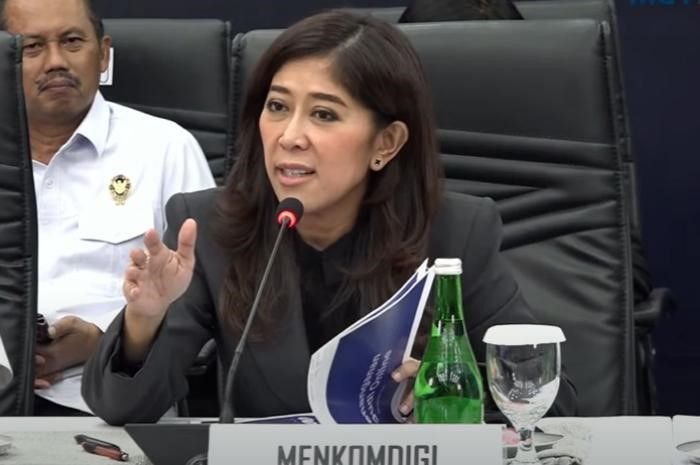 Menteri Komdigi Meutya Hafid saat konferensi pers terkait pemblokiran ratusan rekening bank yang terkait aktivitas judi online, pada Kamis, 21 November 2024.