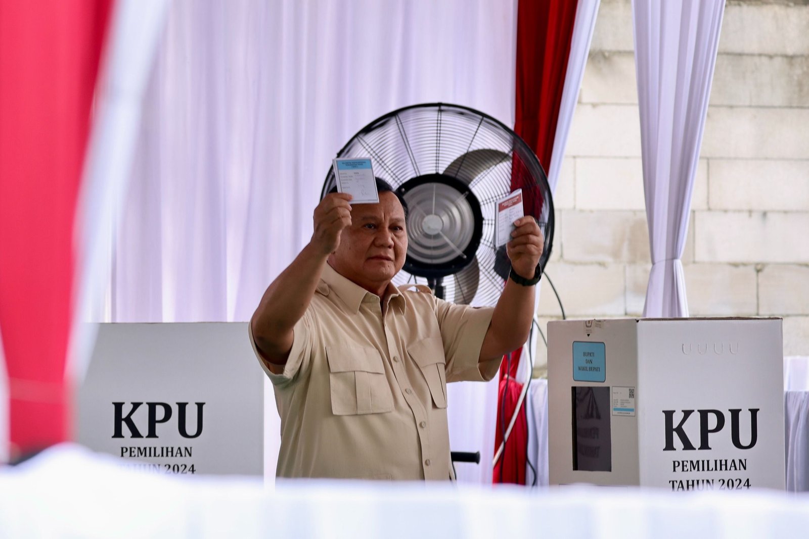 Presiden RI Prabowo Subianto menggunakan hak pilihnya untuk pemilihan kepala daerah (pilkada) 2024 di Hambalang, tepatnya di TPS 008.