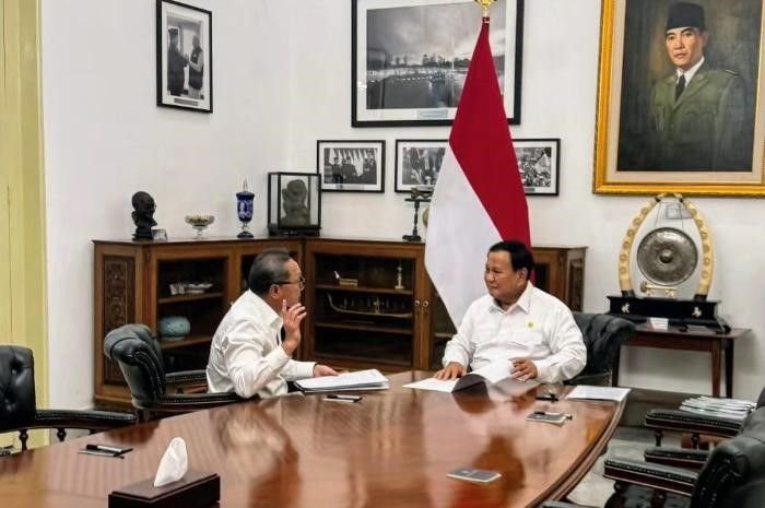 Potret Menteri Koordinator Bidang Pangan, Zulkifli Hasan bersama Presiden RI, Prabowo Subianto.