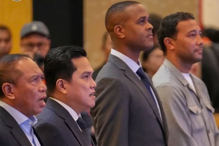 Potret pelatih baru Timnas Indonesia, Patrick Kluivert bersama jajaran PSSI dalam jumpa pers di Jakarta, pada Minggu, 12 Januari 2025.