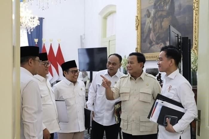 Menteri Koperasi, Budi Arie Setiadi (tengah) bersama Presiden Prabowo Subianto dan jajaran kementerian RI.