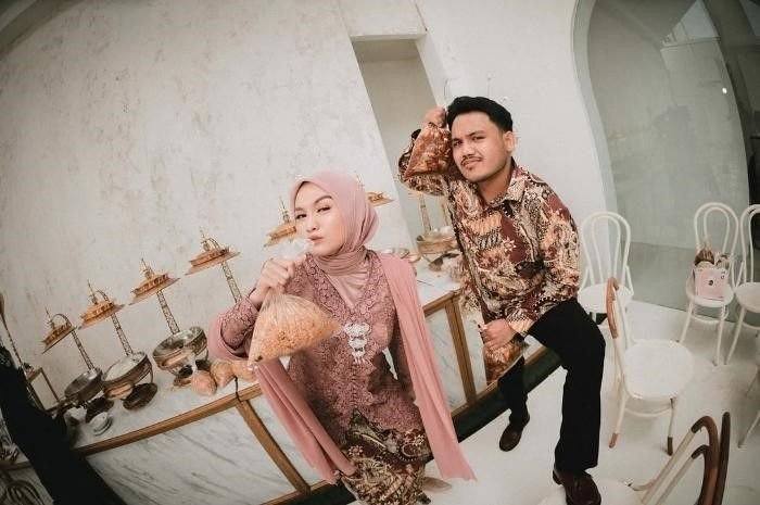 Pasangan musisi kenamaan di Indonesia, Salma Salsabil dan Dimansyah Laitupa yang resmi menikah pada Minggu, 26 Januari 2025