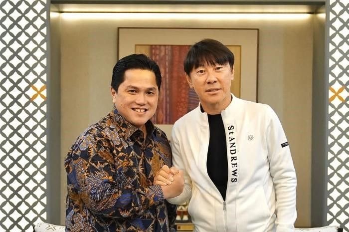 Potret mantan pelatih Timnas Indonesia, Shin Tae-yong (kanan) bersama Ketum PSSI, Erick Thohir (kiri).