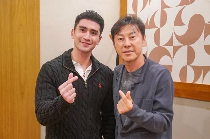 Potret mantan pelatih Timnas Indonesia, Shin Tae-yong (kanan) yang masih berada di Indonesia pada Selasa, 21 Januari 2025.